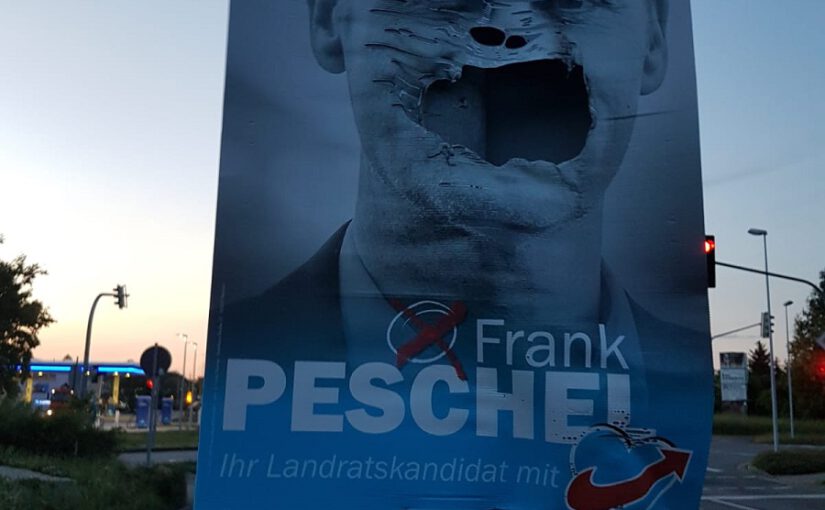 Wahlplakate mit Hakenkreuzen beschmiert und Augen ausgestochen
